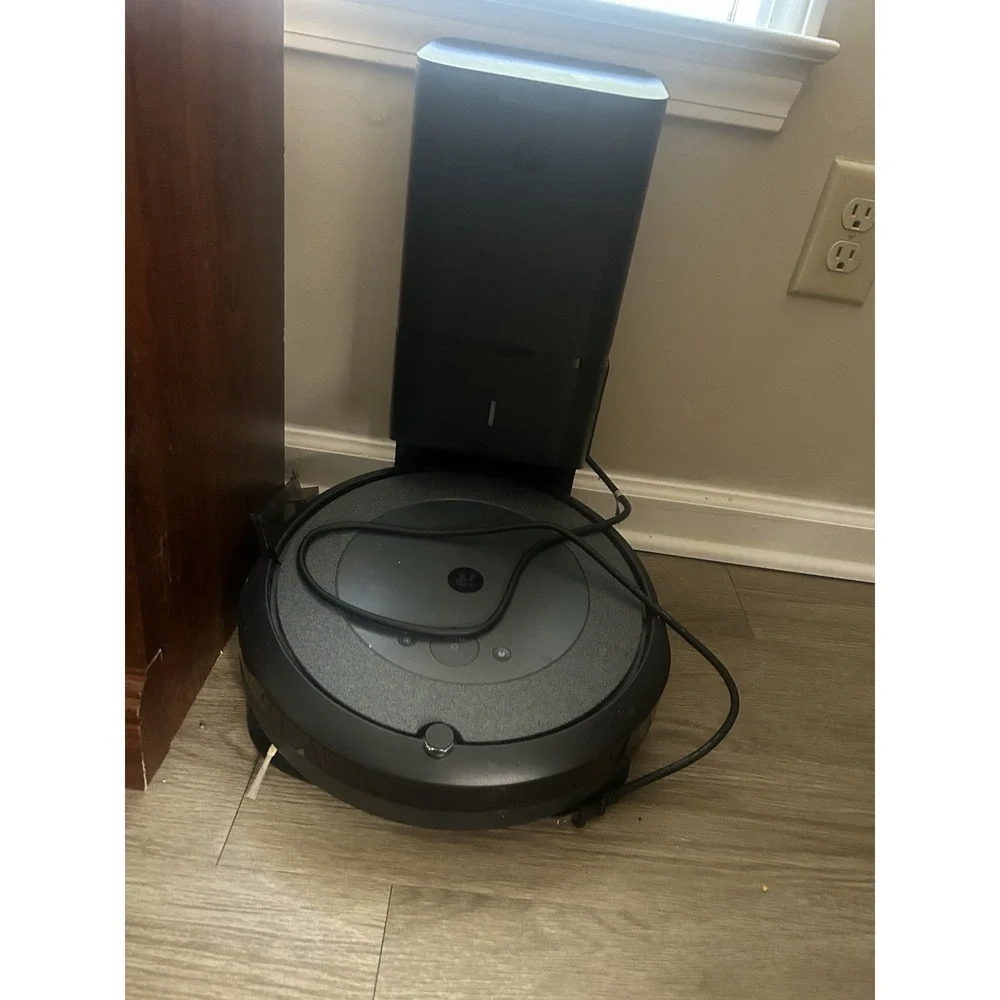 Roomba I3 RVD-Y1 Self-Emptying Robot Vacuum Cleaner Working
